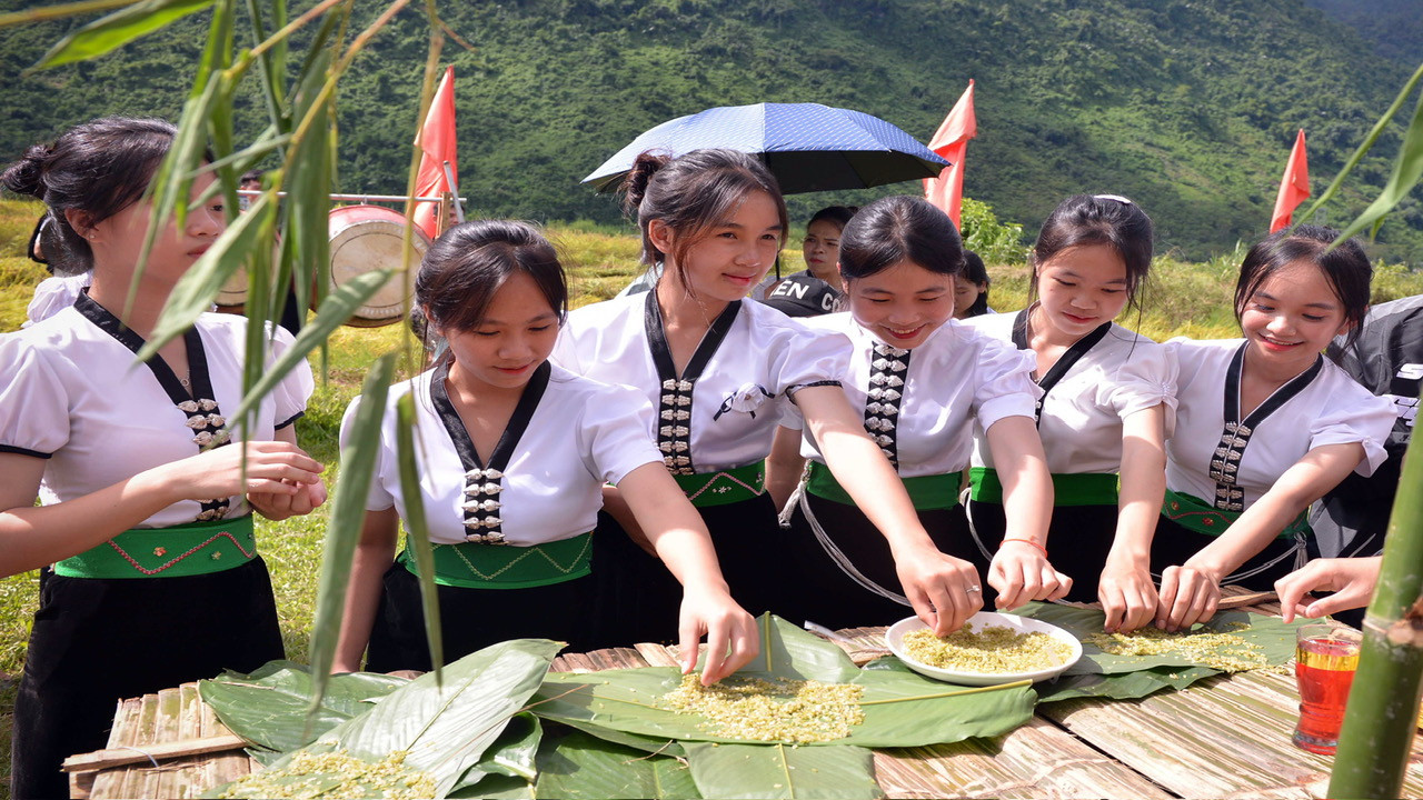 Cốm giã xong thầy mo sẽ làm lễ tạ ơn thần linh, trời đất. Những hạt cốm xanh, thơm dẻo sau đó được chia lộc cho mọi người cùng thưởng thức với mong muốn có sức khỏe và no ấm.