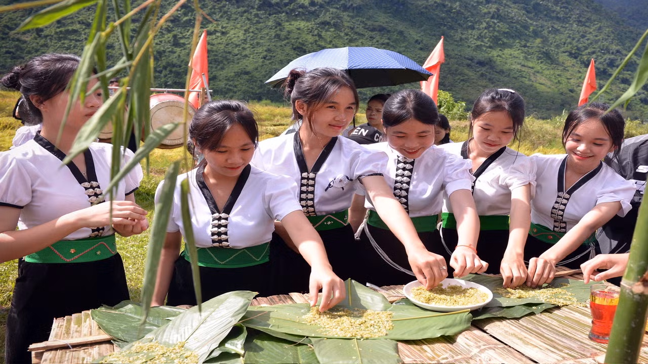 Cốm giã xong thầy mo sẽ làm lễ tạ ơn thần linh, trời đất. Những hạt cốm xanh, thơm dẻo sau đó được chia lộc cho mọi người cùng thưởng thức với mong muốn có sức khỏe và no ấm.