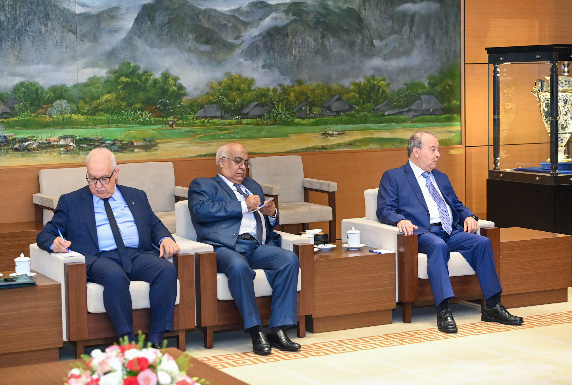 Các thành viên tháp tùng Bộ trưởng Công nghiệp và Sản xuất Dược phẩm Algeria dự buổi tiếp. Các thành viên tháp tùng Bộ trưởng Công nghiệp và Sản xuất Dược phẩm Algeria dự buổi tiếp.