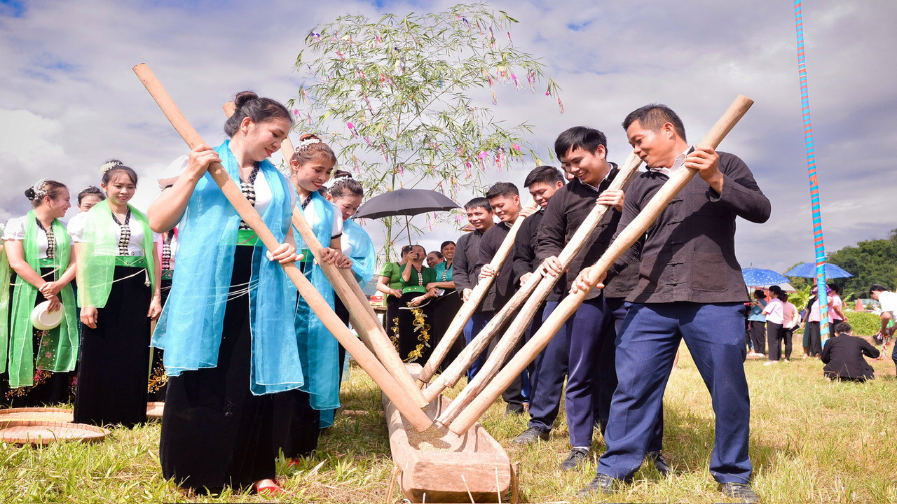 Nghi thức giã cốm được chia thành 2 bên: nam - nữ thể hiện sự giao thoa đất trời, âm dương hòa hợp.