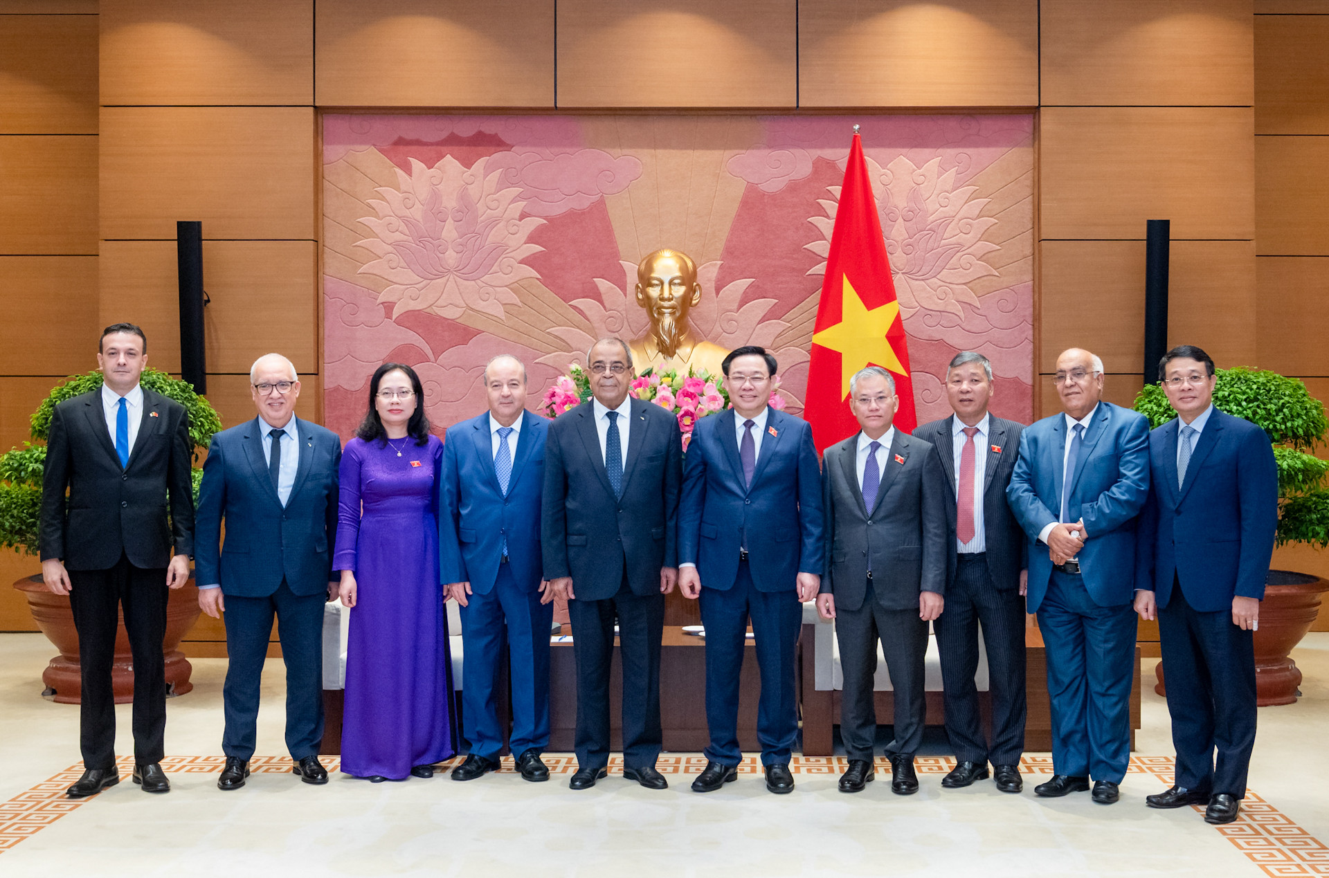 Chủ tịch Quốc hội Vương Đình Huệ và Bộ trưởng Công nghiệp và Sản xuất Dược phẩm Algeria Ali Aoun chụp ảnh lưu niệm với các đại biểu dự buổi tiếp. Chủ tịch Quốc hội Vương Đình Huệ và Bộ trưởng Công nghiệp và Sản xuất Dược phẩm Algeria Ali Aoun chụp ảnh lưu niệm với các đại biểu dự buổi tiếp.