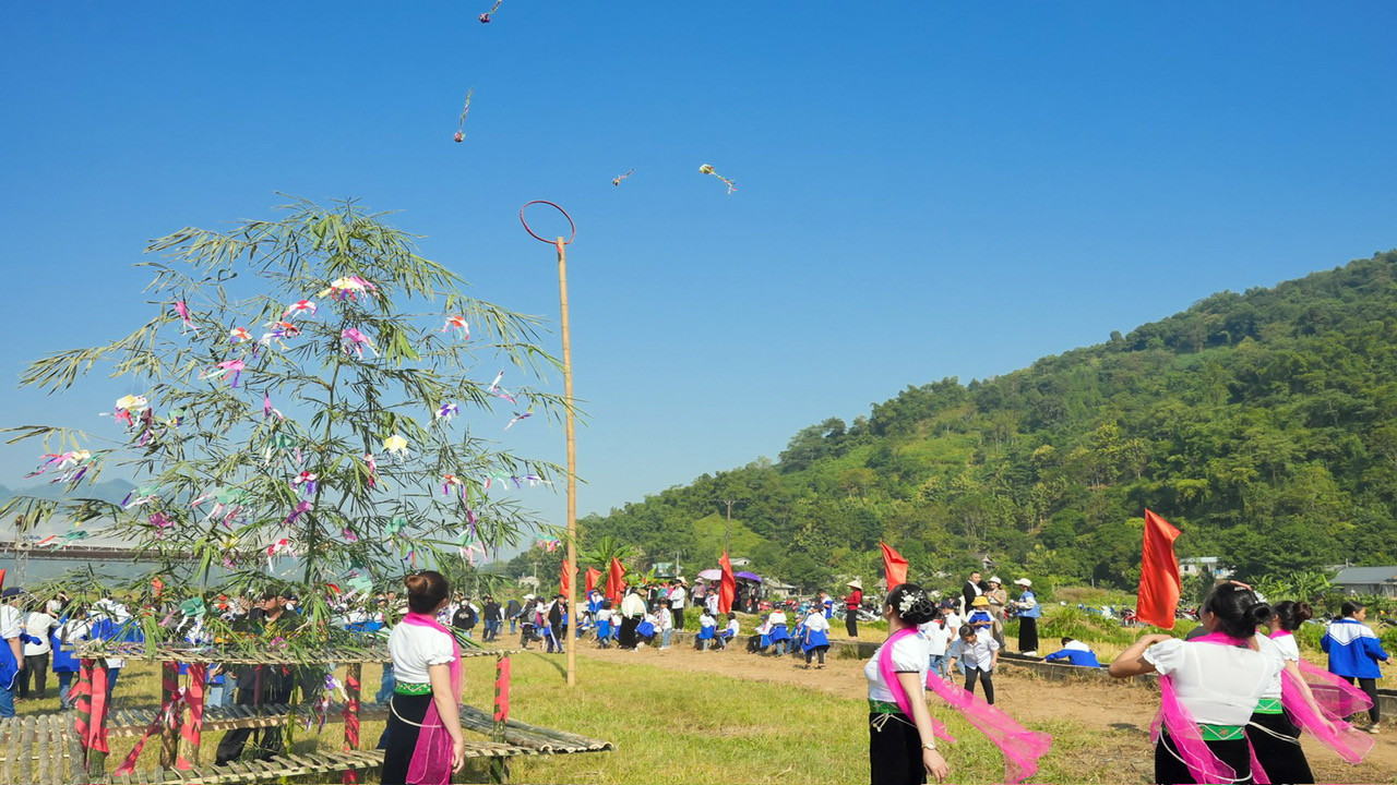 Đồng bào Thái và du khách cùng tham gia các trò chơi truyền thống.