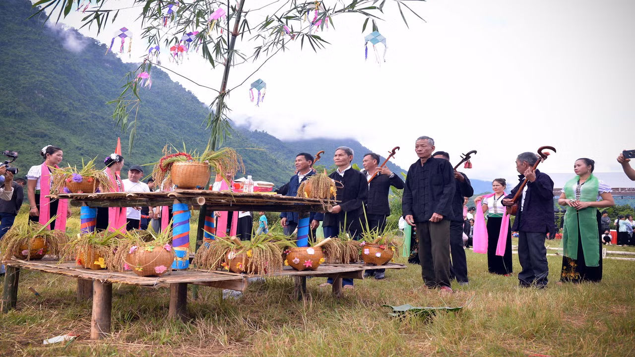 Lễ hội Kin lẩu khẩu mẩu được tổ chức tại cánh đồng Tùng So, thuộc xã Mường So, huyện Phong Thổ.