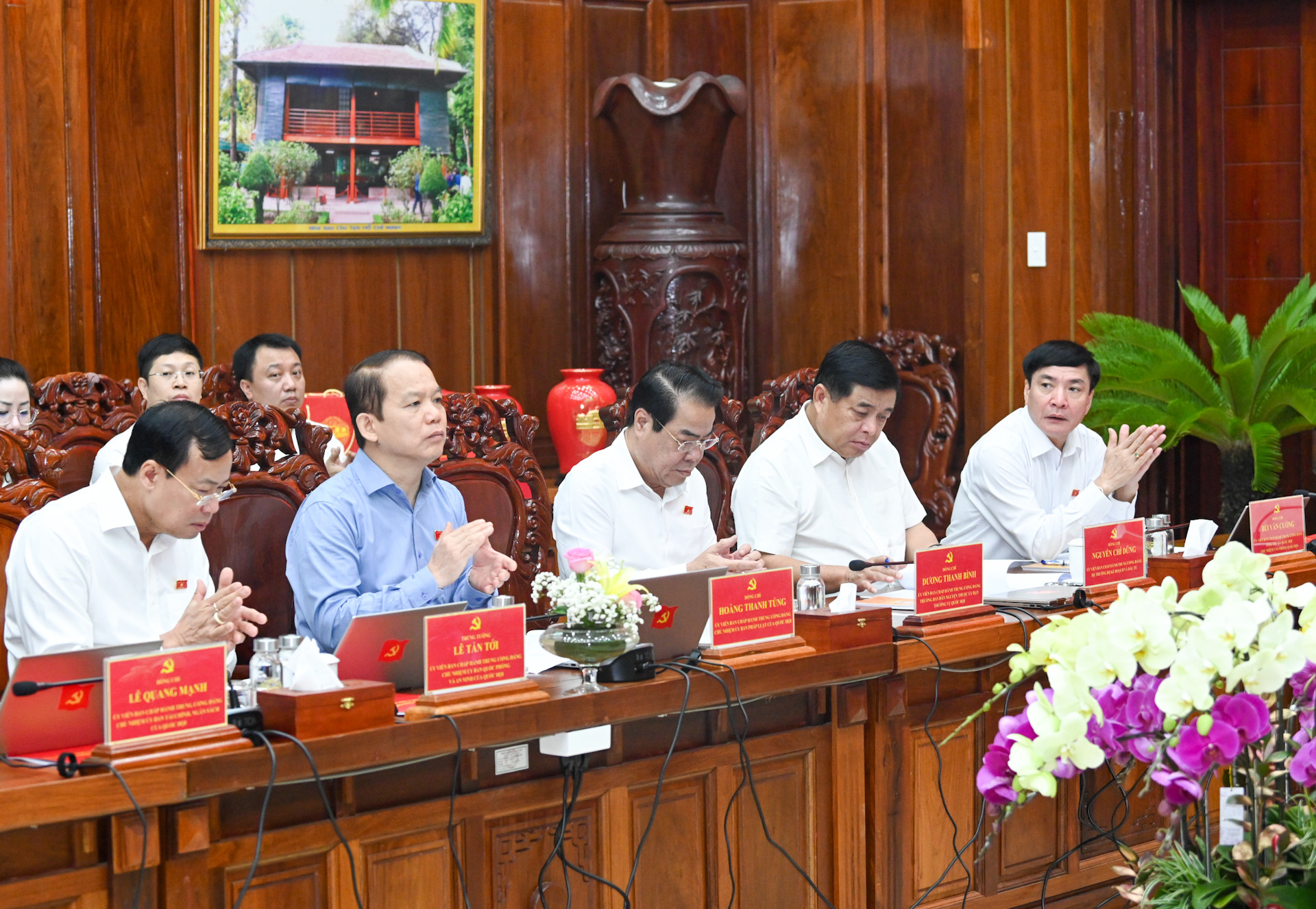 Các Ủy viên Thường vụ Quốc hội và các Bộ trưởng dự buổi làm việc.