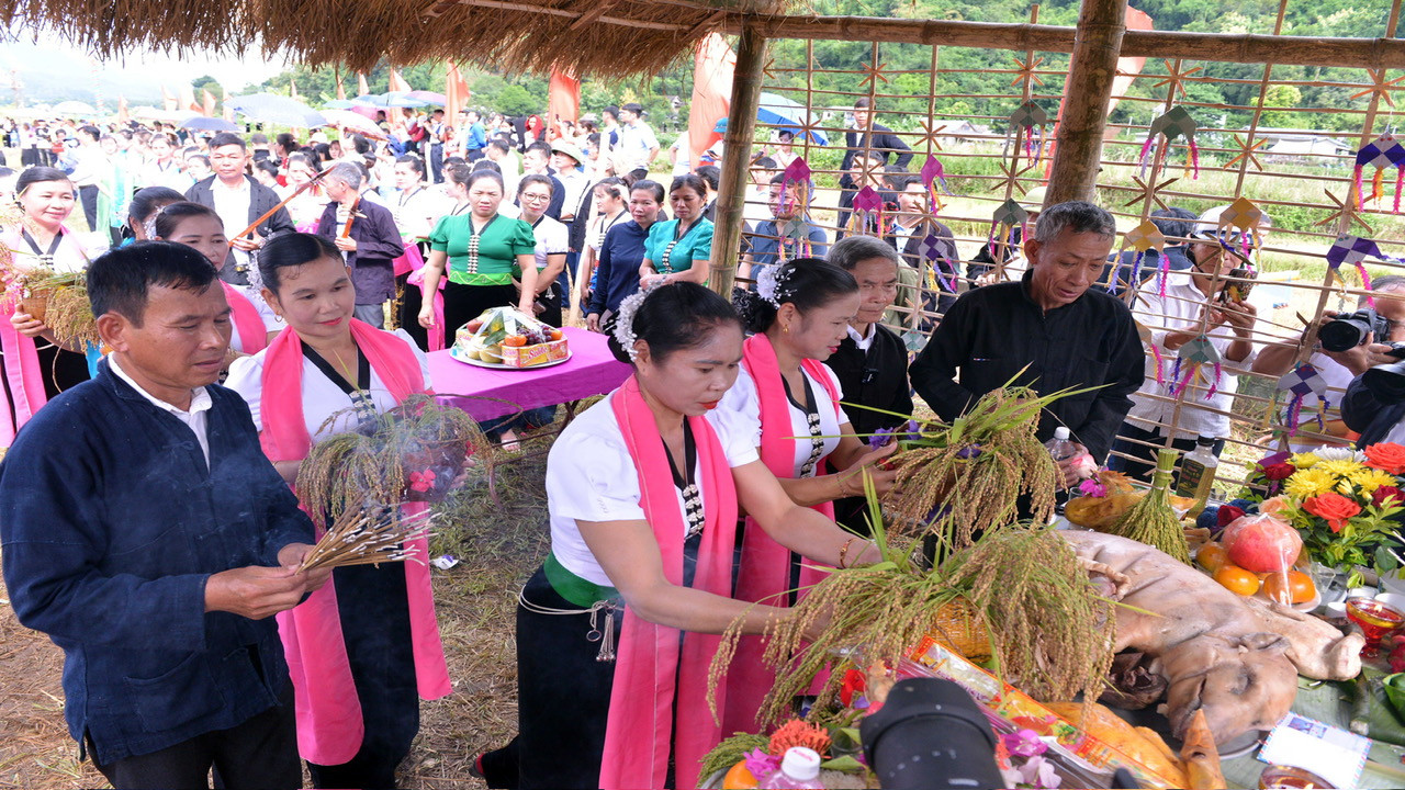 Thầy mo tiến hành làm lễ cúng hồn lúa để bày tỏ lòng biết ơn của dân bản đối với thần linh.