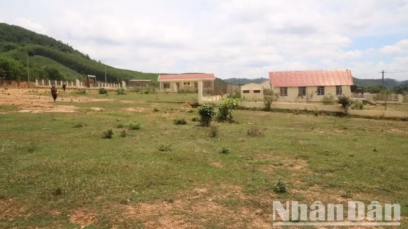 Các công trình phúc lợi như Nhà sinh hoạt cộng đồng và các trường học tại Dự án định canh, định cư xã Ea Yiêng được xây dựng khang trang nhưng bị bỏ hoang 3 năm nay.