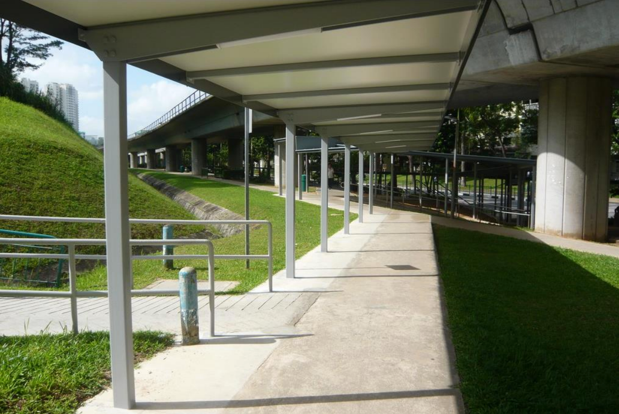 Lối đi bộ có mái che được áp dụng thiết kế một cột duy nhất tại vị trí cần thiết để tối đa hóa chiều rộng của lối đi dành cho người đi bộ. (Ảnh: lta.gov.sg) Lối đi bộ có mái che được áp dụng thiết kế một cột duy nhất tại vị trí cần thiết để tối đa hóa chiều rộng của lối đi dành cho người đi bộ. (Ảnh: lta.gov.sg)