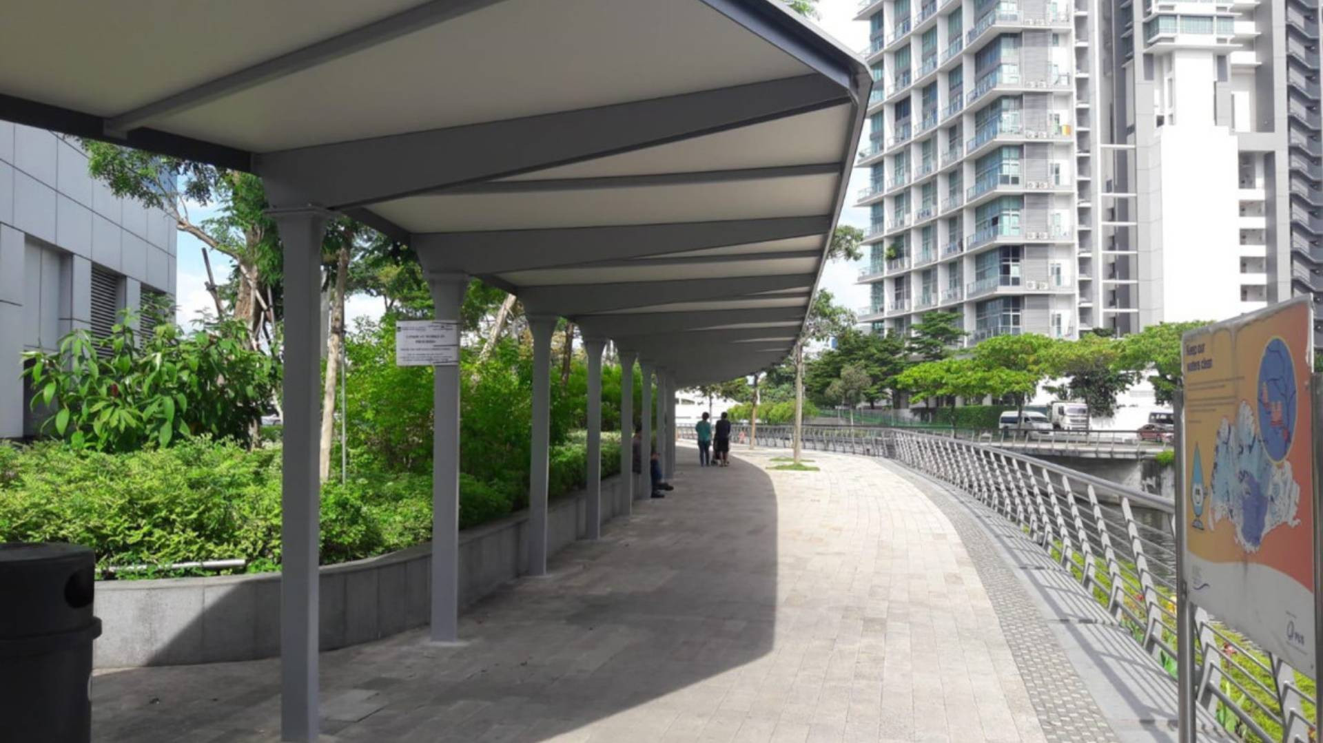 Một đường đi bộ có mái che tại Singapore được xây dựng theo chương trình Walk2Ride. (Ảnh: wanchung.com.sg) Một đường đi bộ có mái che tại Singapore được xây dựng theo chương trình Walk2Ride. (Ảnh: wanchung.com.sg)