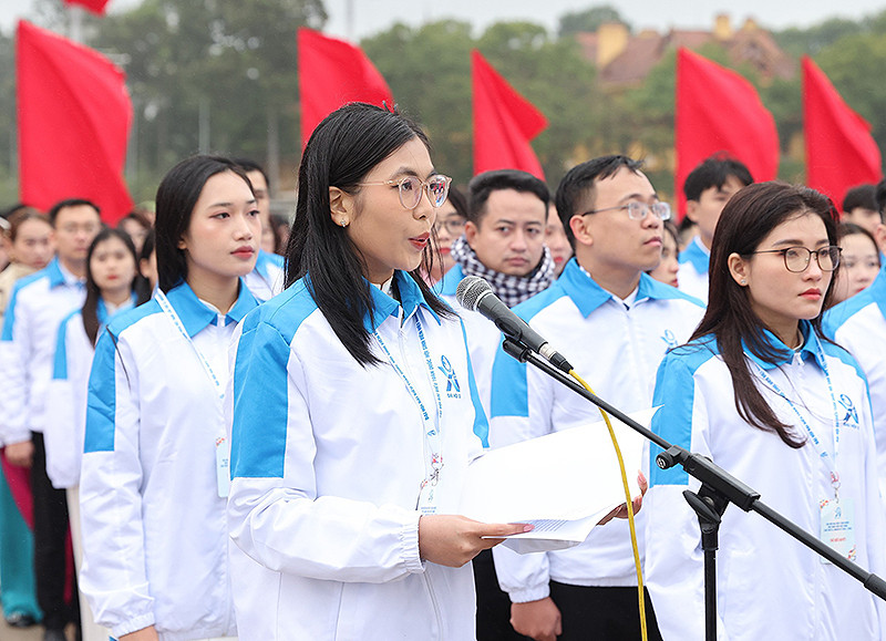 Phó Chủ tịch Hội Sinh viên Việt Nam Thành phố Hồ Chí Minh Nguyễn Minh Uyên đọc diễn văn báo công dâng Bác.