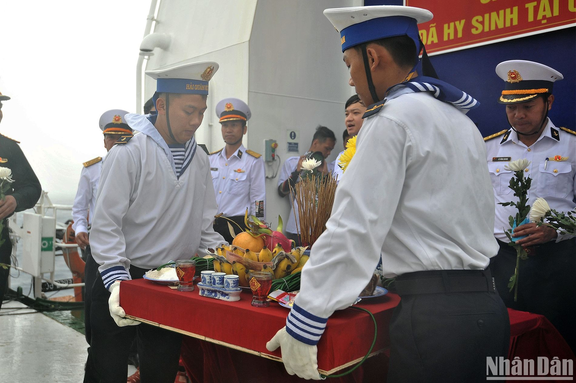 Lễ vật được chuyển đến sát mạn tàu trong cơn mưa lớn.