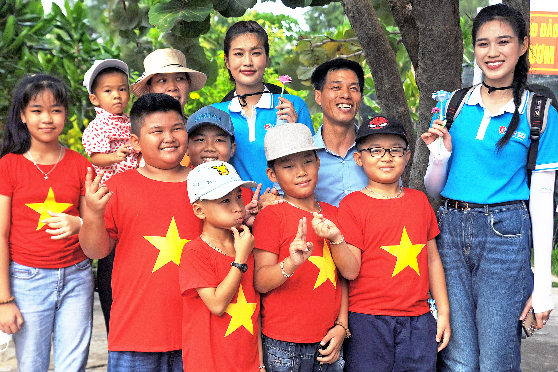 Hoa hậu Việt Nam 2020 Đỗ Thị Hà và Hoa hậu Hòa bình Việt Nam 2022 Đoàn Thiên Ân hào hứng bên thiếu nhi xã đảo Song Tử Tây.