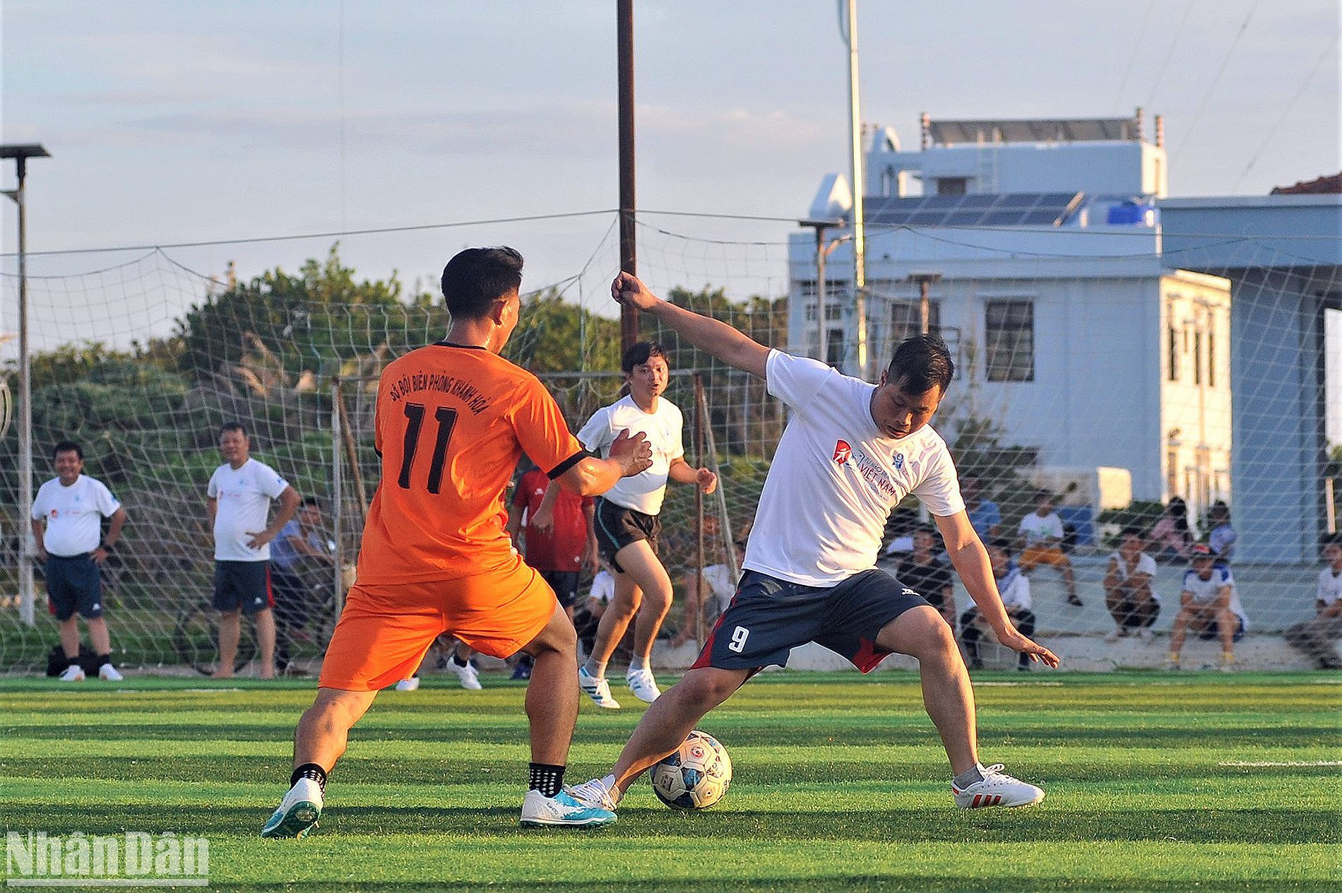 Đại biểu Hành trình và cán bộ, chiến sĩ thị trấn Trường Sa trong trận bóng đá đặc biệt với tiếng sóng vỗ rì rào chung quanh.