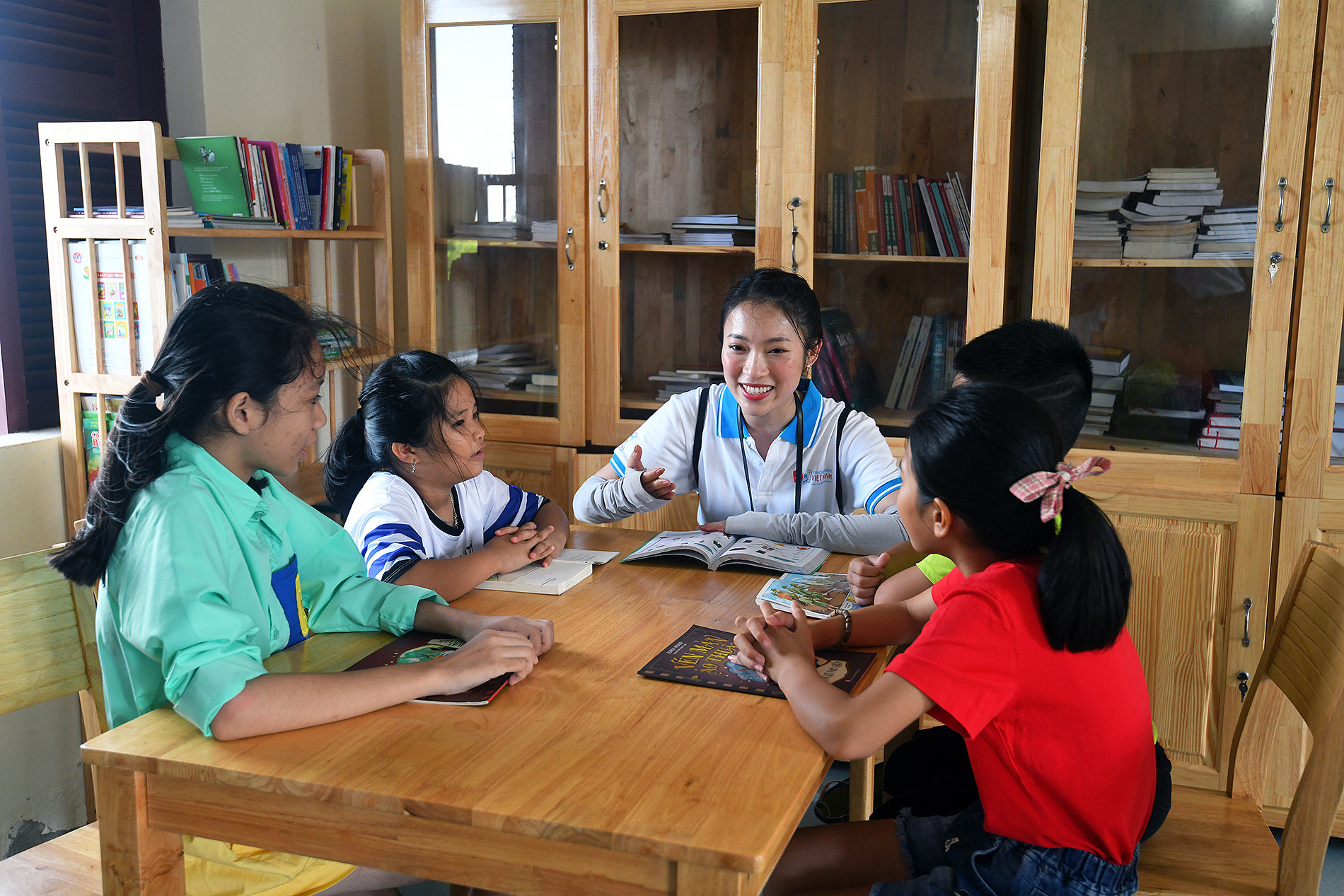 MC Khánh Vy hướng dẫn thiếu nhi đảo Sinh Tồn học tiếng Anh ngay trong chuyến Hành trình.