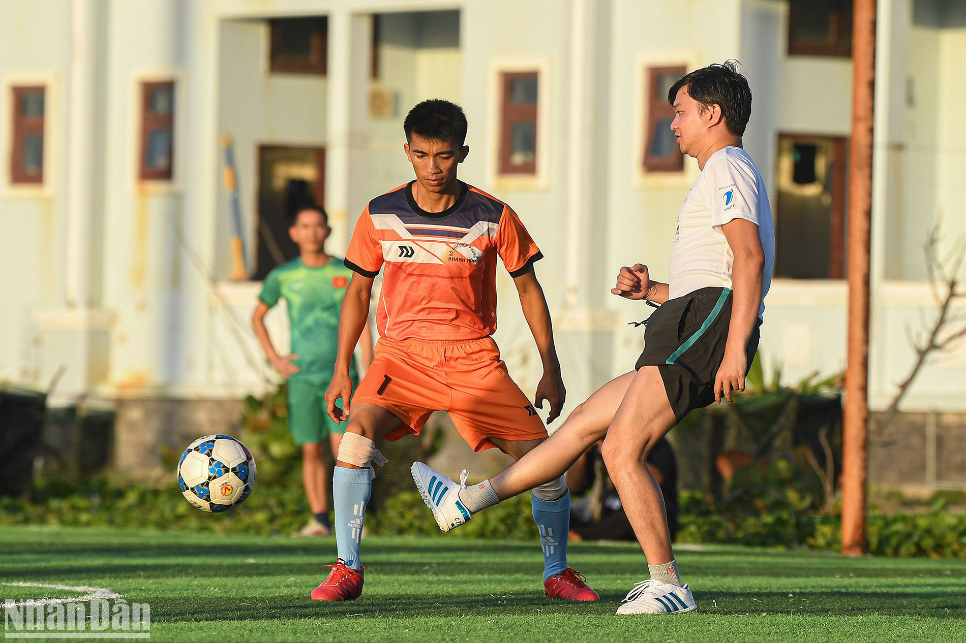 Bí thư Trung ương Đoàn, Chủ tịch Hội Sinh viên Việt Nam Nguyễn Minh Triết thi đấu năng nổ trong vai trò kiến tạo. Anh cho biết bóng đá là môn thể thao ưa thích, thường xuyên luyện tập để nâng cao thể lực vào dịp cuối tuần.