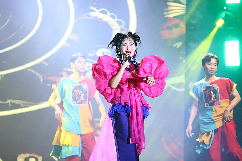 Nữ ca sĩ Hà Myo, Gương mặt trẻ Việt Nam tiêu biểu năm 2022, khuấy động sân khấu đêm nhạc với nhiều ca khúc đậm nét cổ truyền nhưng được phối khí theo phong cách hiện đại, phù hợp với xu hướng người trẻ.