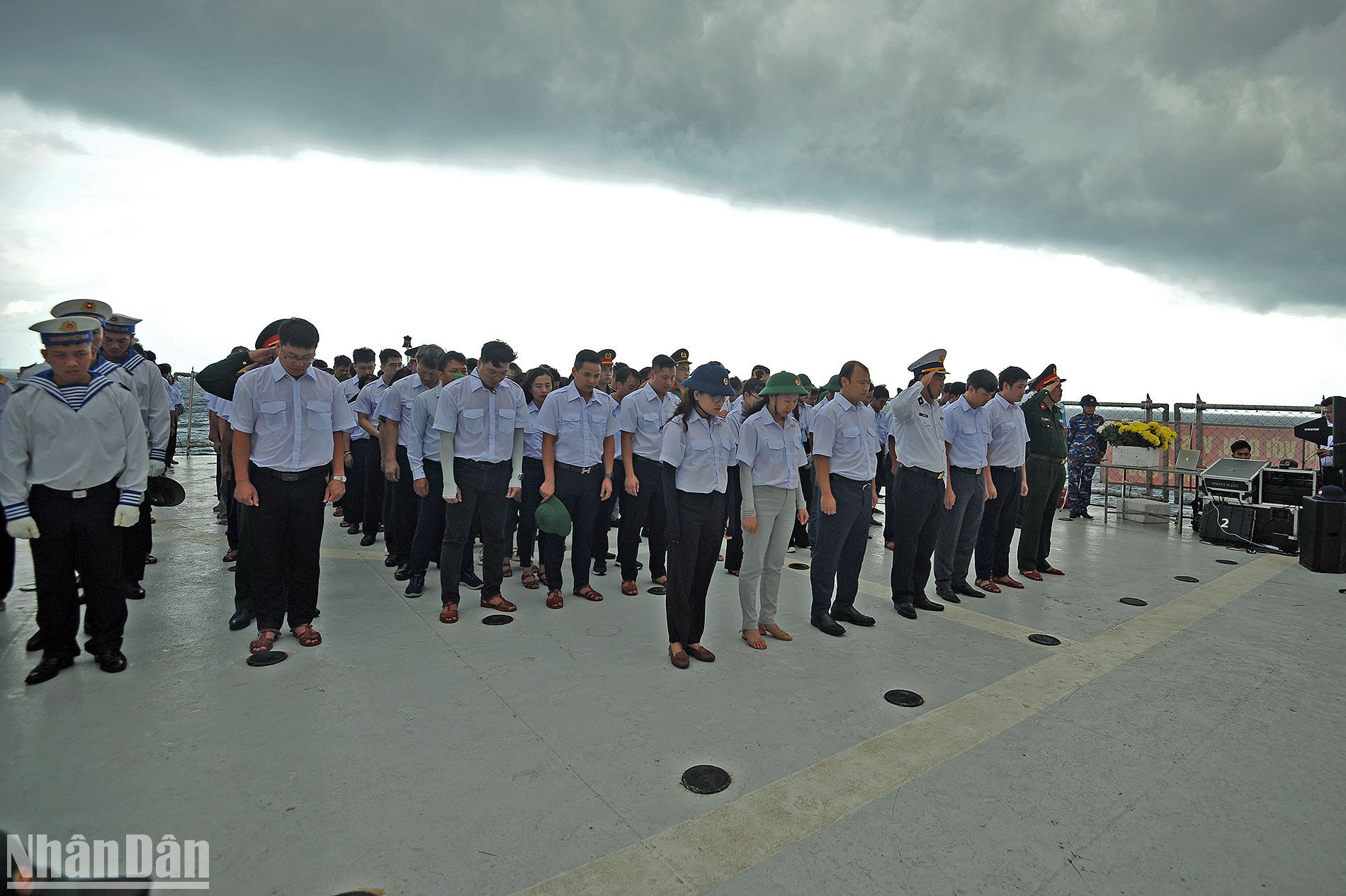 Phút mặc niệm diễn ra dưới bầu trời cuồn cuộn mây đen kéo đến bất ngờ.