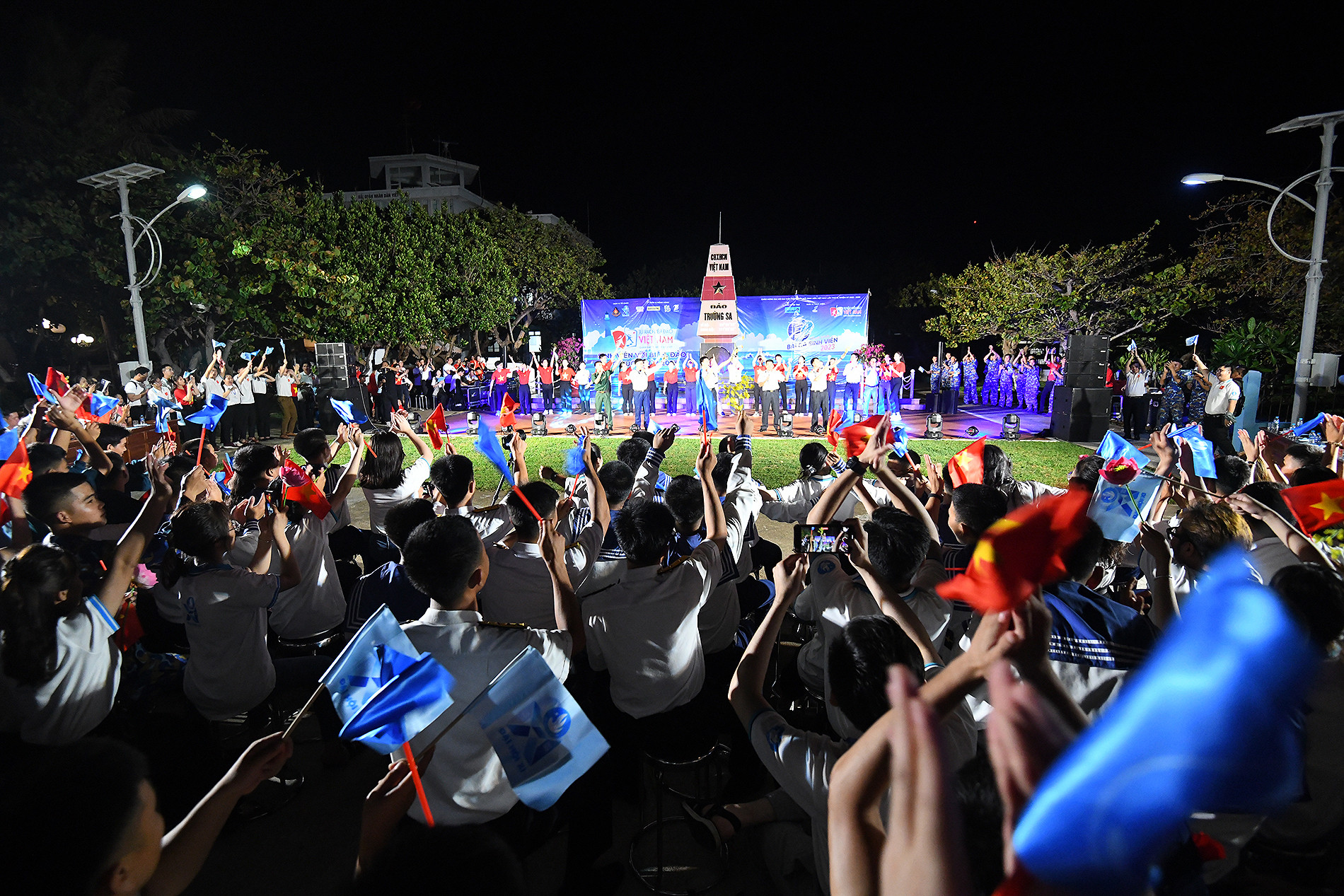 Sắc màu chương trình nghệ thuật tại thị trấn Trường Sa trong khuôn khổ Hành trình.