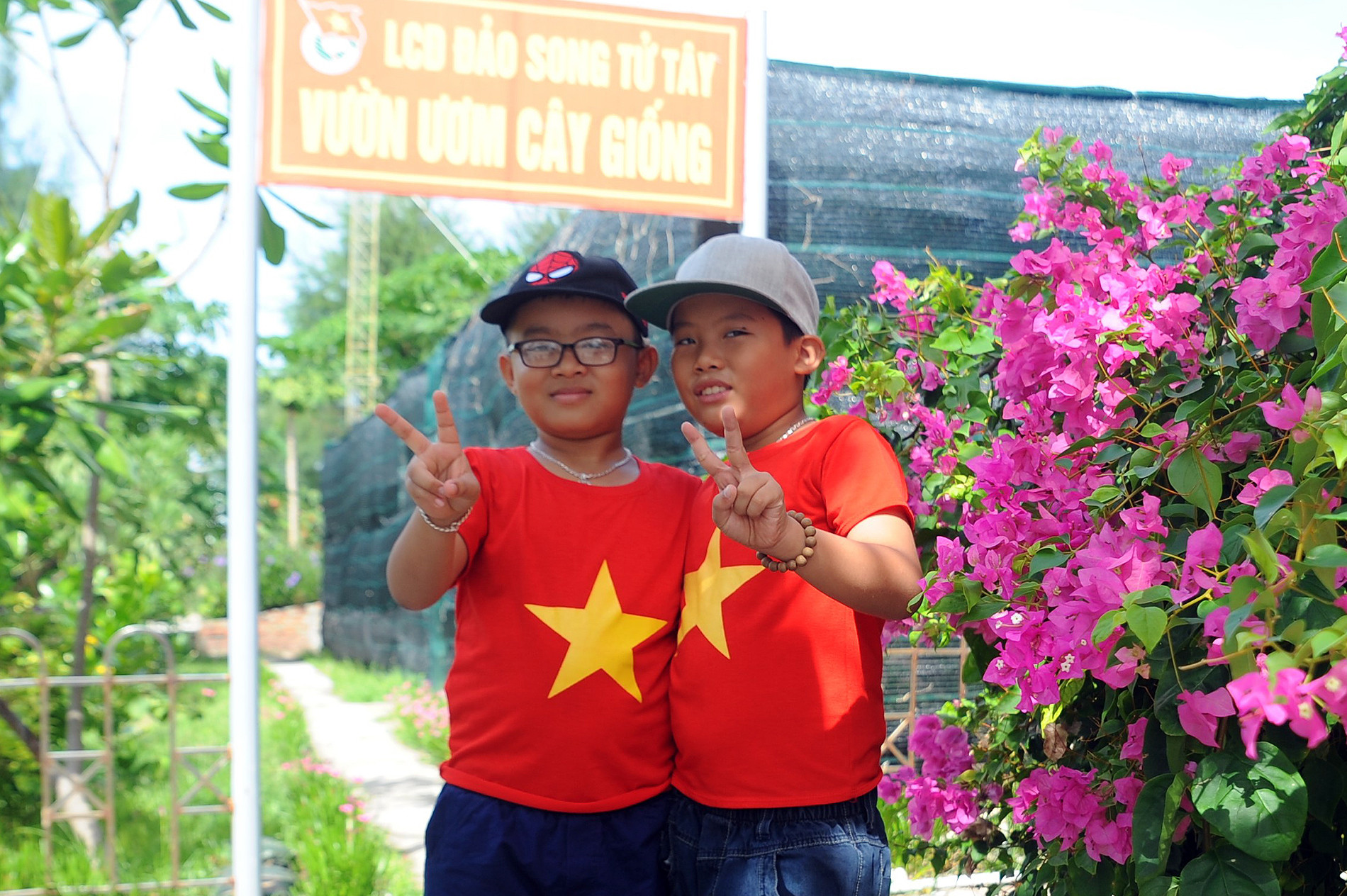 Thiếu nhi xã Song Tử Tây trong vai "hướng dẫn viên" đưa khách từ xa tới thăm vườn ươm cây giống trên đảo.