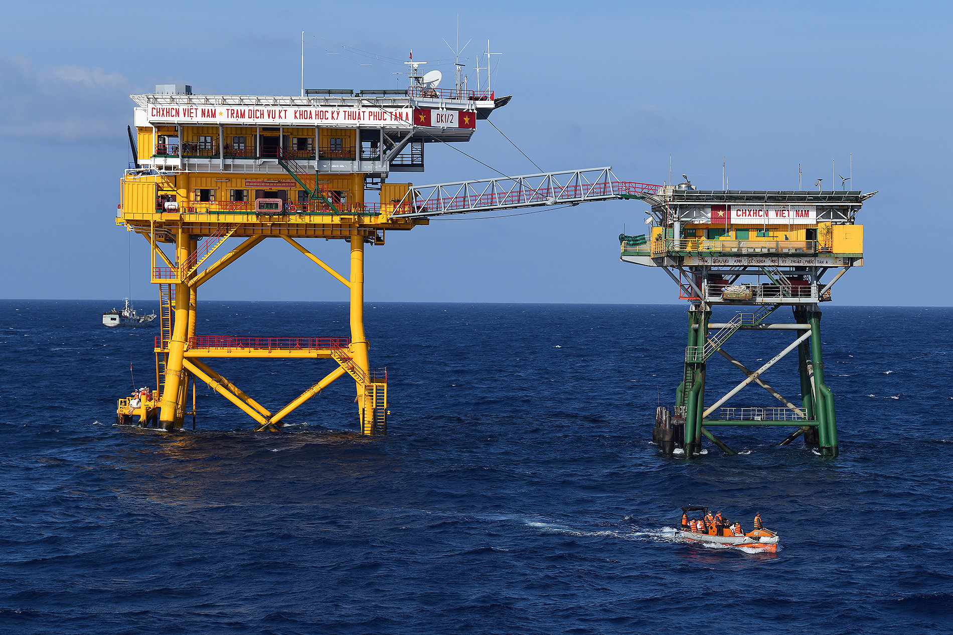 Dù không thể gặp gỡ trực tiếp, nhưng các đại biểu đã ngồi trên những chuyến cano để tới thật gần cán bộ, chiến sĩ Nhà giàn DK1/2 Phúc Tần.