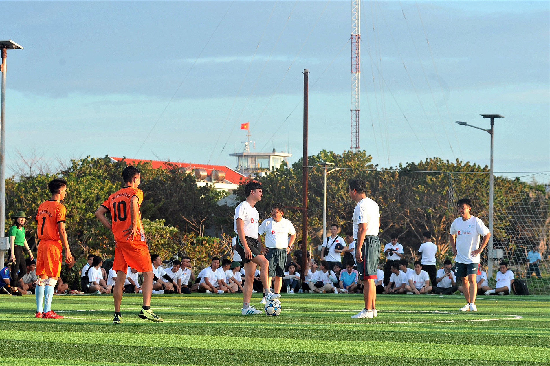Trận bóng đá giao hữu đặc biệt tại thị trấn Trường Sa.