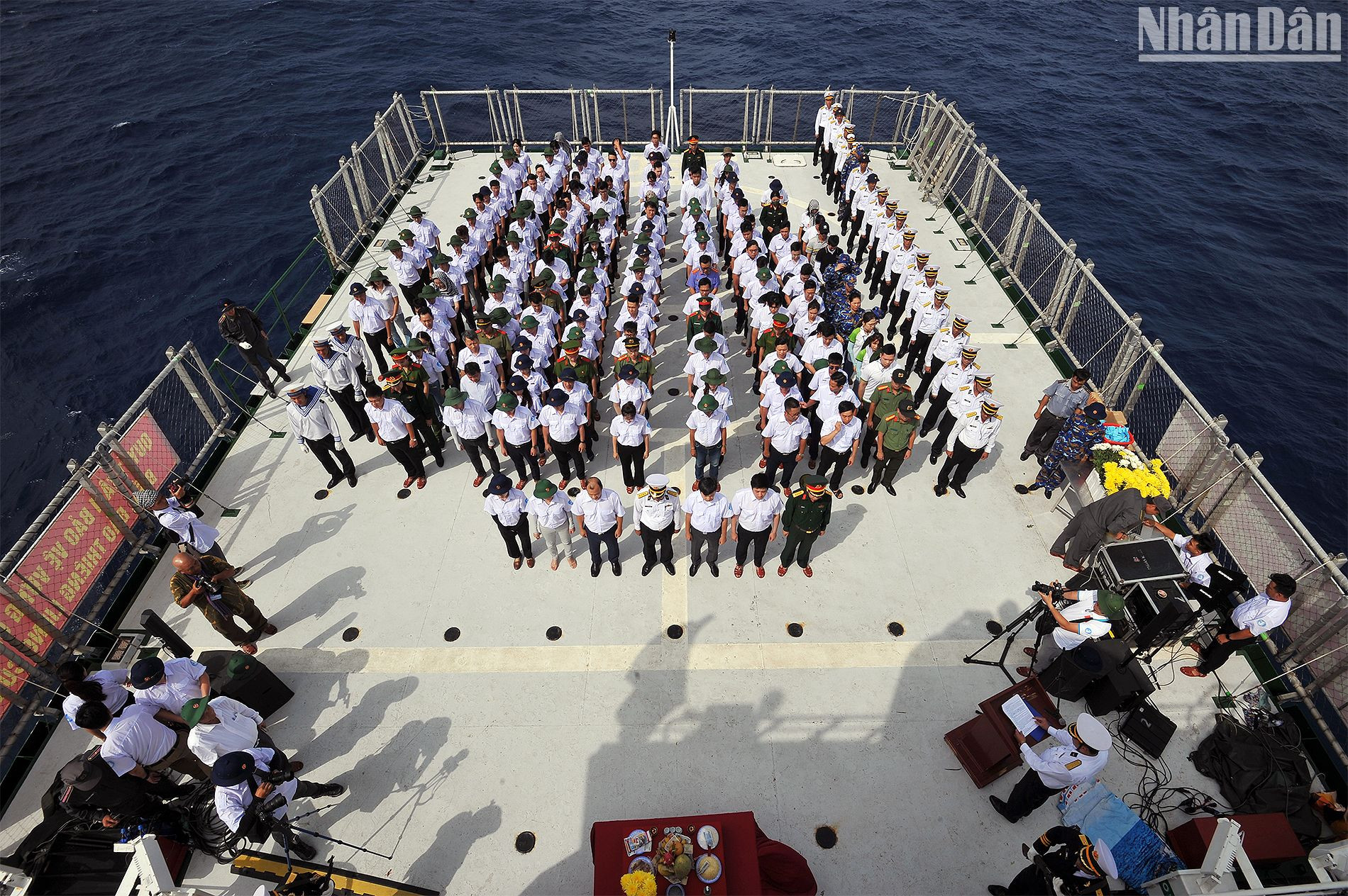 Khi buổi lễ bắt đầu, bầu trời vẫn có nắng gắt.