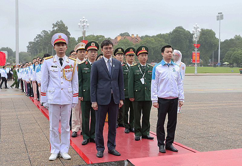 Đoàn đại biểu chuẩn bị vào Lăng viếng Chủ tịch Hồ Chí Minh.