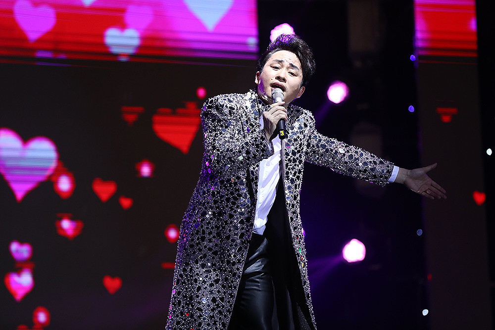 Ca sĩ Tùng Dương mang tới ngày hội những nhạc phẩm làm nên tên tuổi.