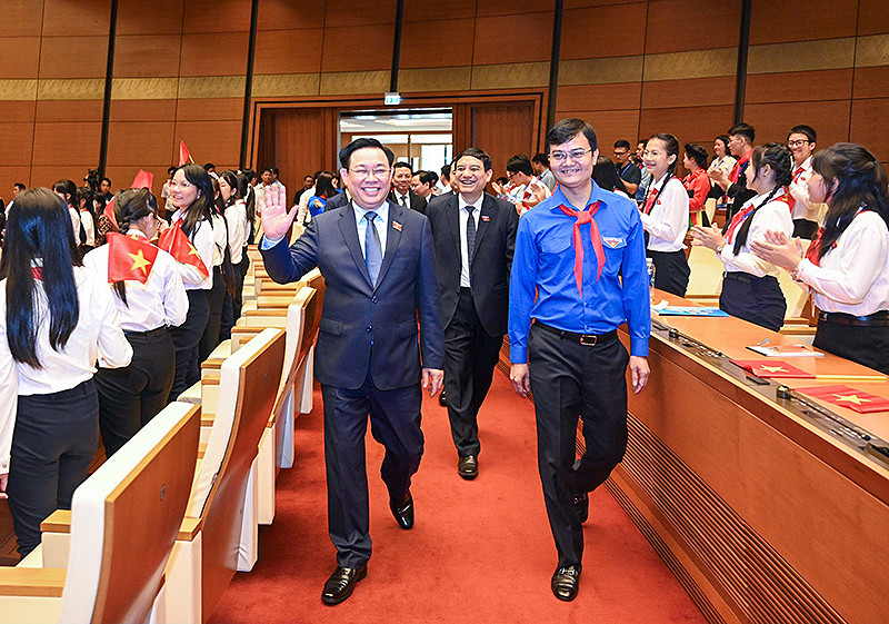 Chủ tịch Quốc hội Vương Đình Huệ và đại diện các bộ, ngành, đoàn thể đến dự phiên họp.