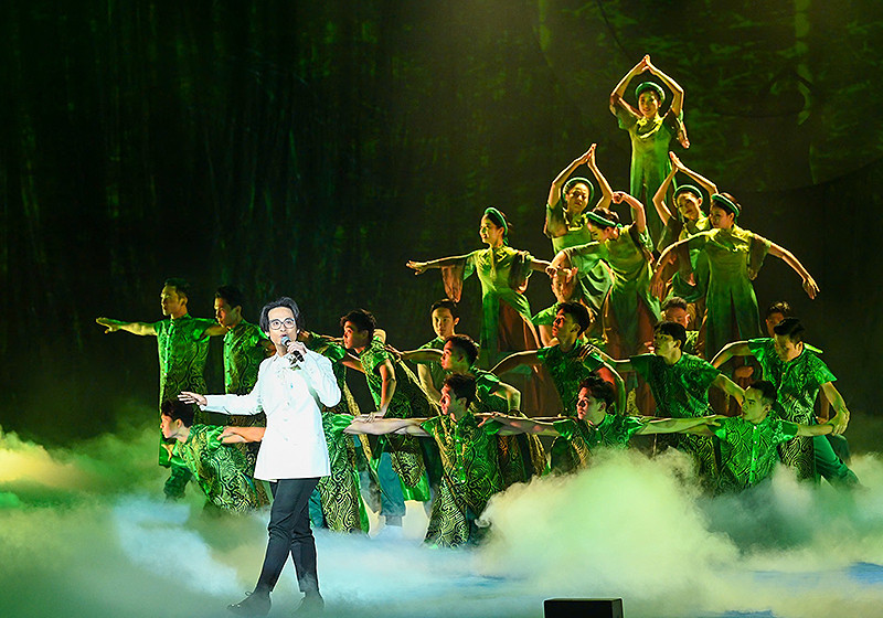 Ca sĩ Hà Anh Tuấn trình diễn một nhạc phẩm tại Đại hội.