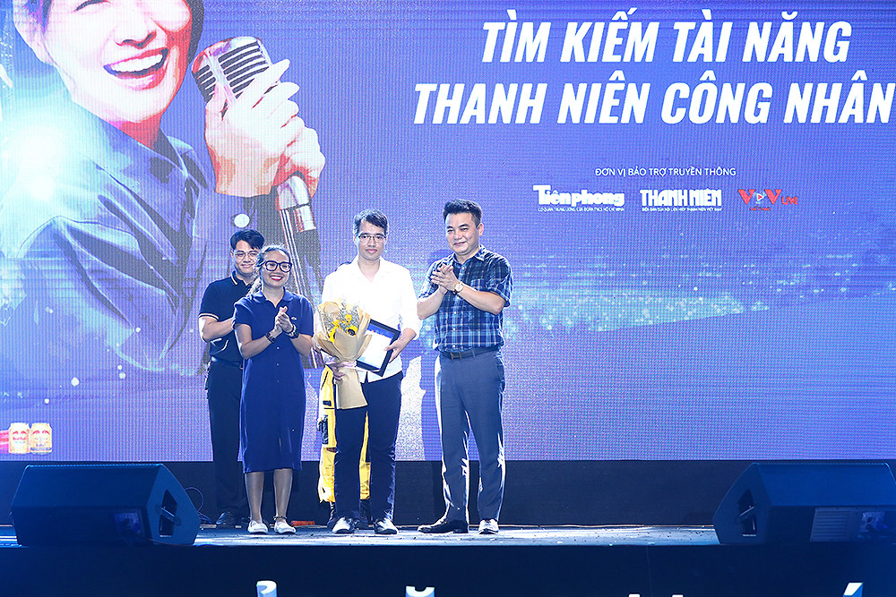 Đại diện Ban Tổ chức Ngày hội trao phần thưởng tặng các cá nhân giành giải cao trong Cuộc thi "Tìm kiếm tài năng thanh niên công nhân".