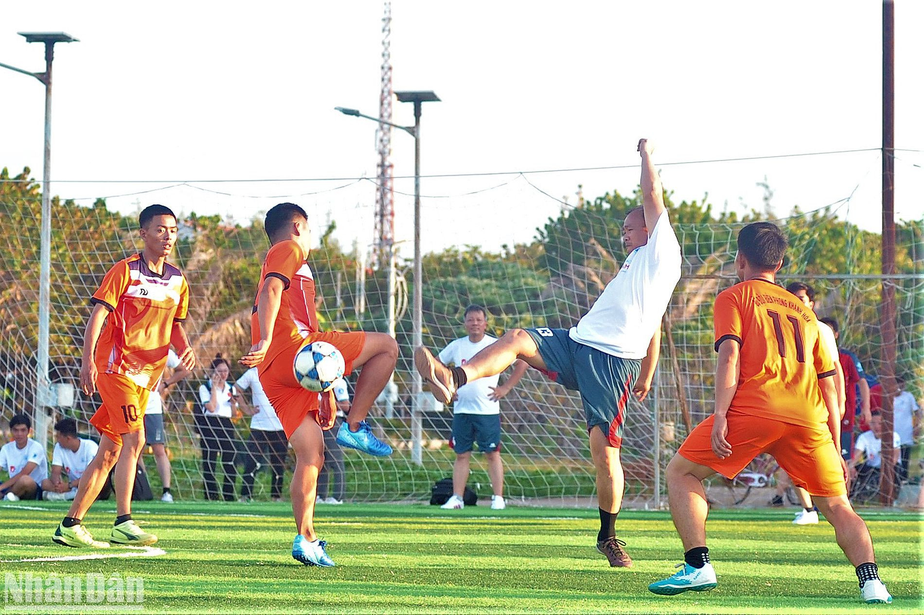 Hình ảnh gần gũi của đồng chí Lê Hải Bình, Ủy viên dự khuyết Trung ương Đảng, Phó Trưởng Ban Tuyên giáo Trung ương trong màu áo đội Sinh viên Việt Nam.