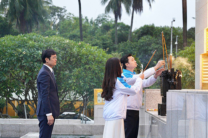 Các đại biểu thắp hương tại Đài Tưởng niệm.