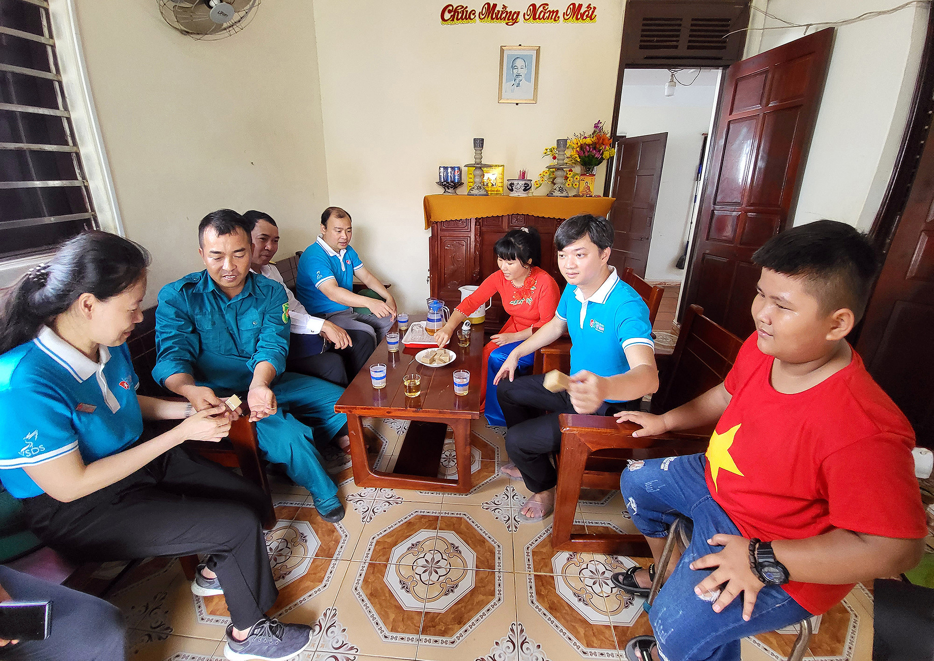 Đại diện các bộ, ngành dẫn đầu đoàn Hành trình đến thăm, trao quà tặng các hộ dân trên đảo Song Tử Tây.