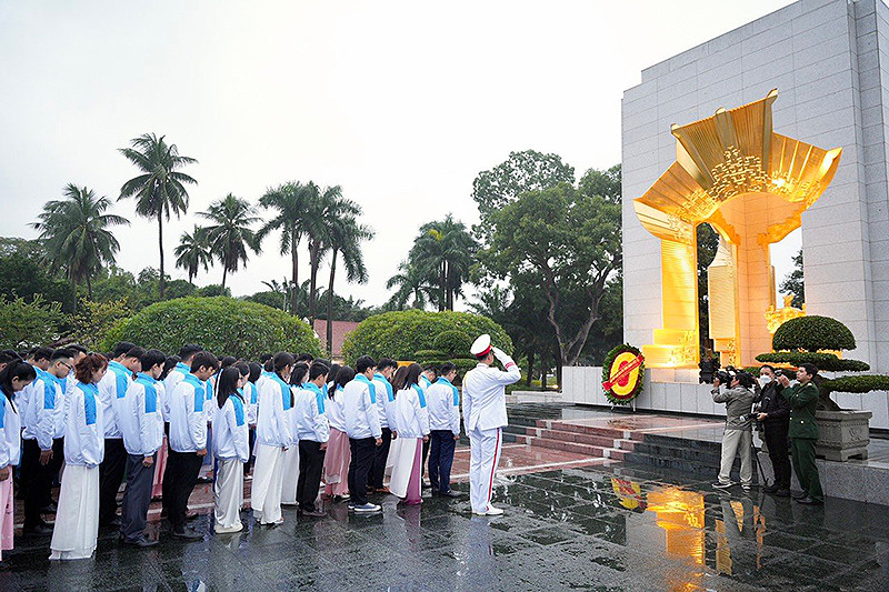 Đoàn đại biểu dâng hương, hoa tại Đài Tưởng niệm các Anh hùng liệt sĩ Bắc Sơn.