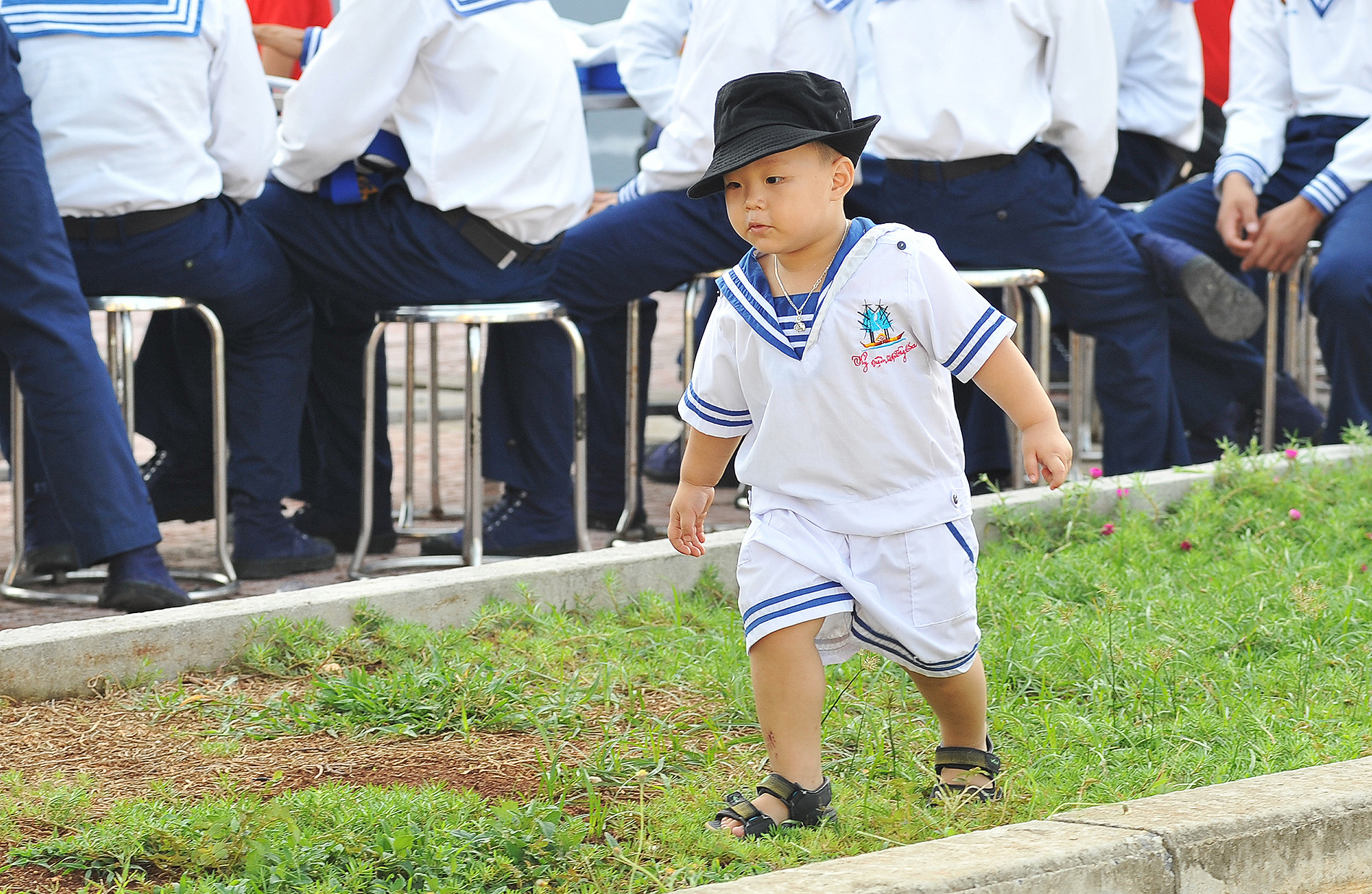 Công dân "nhí" tại đảo Đá Tây A.