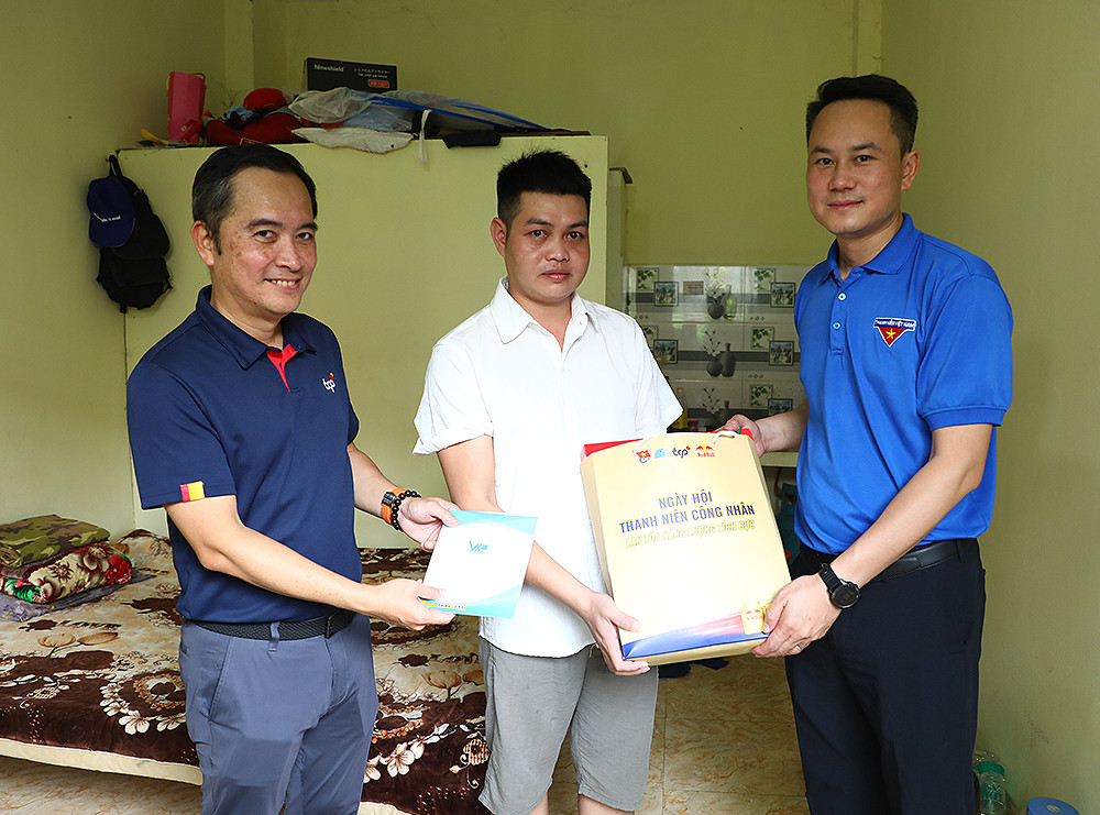 Các đại biểu đến khu nhà trọ tại địa phương để trao nhiều phần quà ý nghĩa tặng các thanh niên công nhân có hoàn cảnh khó khăn.