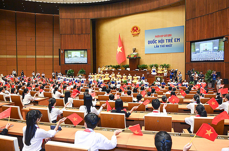 Phiên họp diễn ra trong không khí trang nghiêm nhưng vẫn giữ được nét sôi nổi, hào hứng.