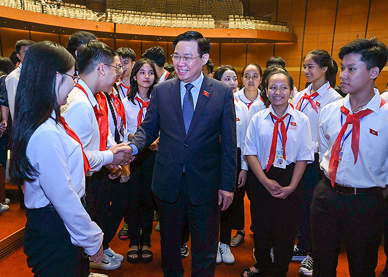 Chủ tịch Quốc hội Vương Đình Huệ gặp gỡ, trao đổi ý kiến với các đại biểu Phiên họp giả định.