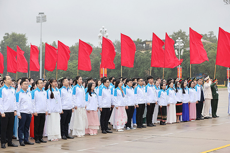 Các đại biểu bày tỏ lòng thành kính, niềm biết ơn vô hạn, tưởng nhớ công lao to lớn của Chủ tịch Hồ Chí Minh.