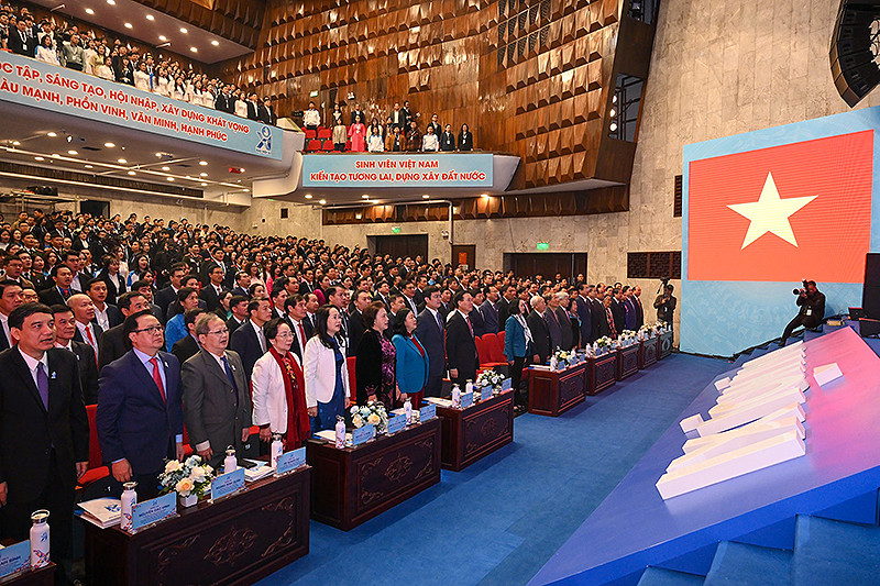 Các đồng chí lãnh đạo Đảng, Nhà nước, bộ, ngành, đoàn thể và đại biểu làm lễ chào cờ.