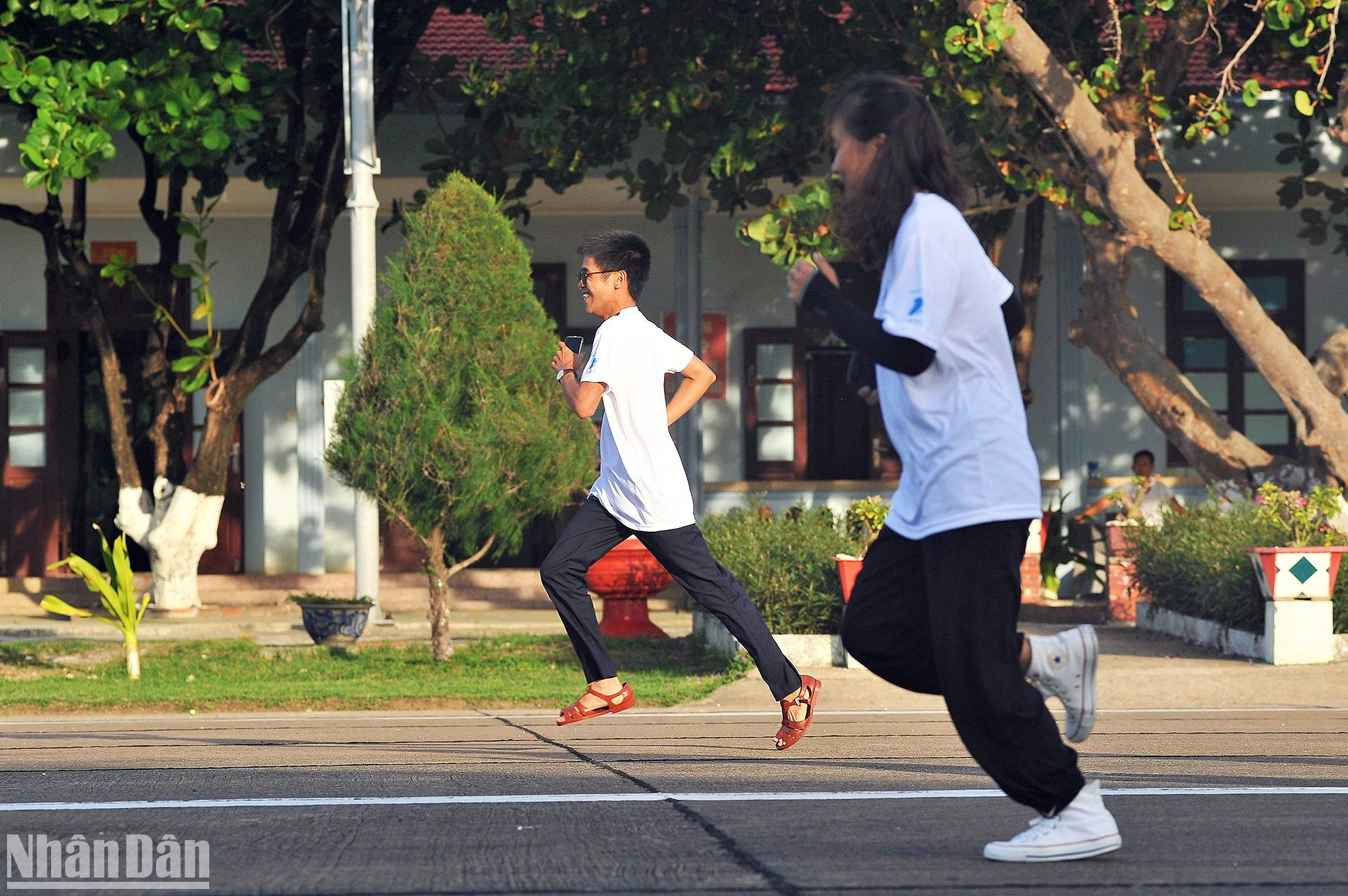 Đại biểu sinh viên hào hứng sải bước chạy trên đường băng sân bay thị trấn Trường Sa.