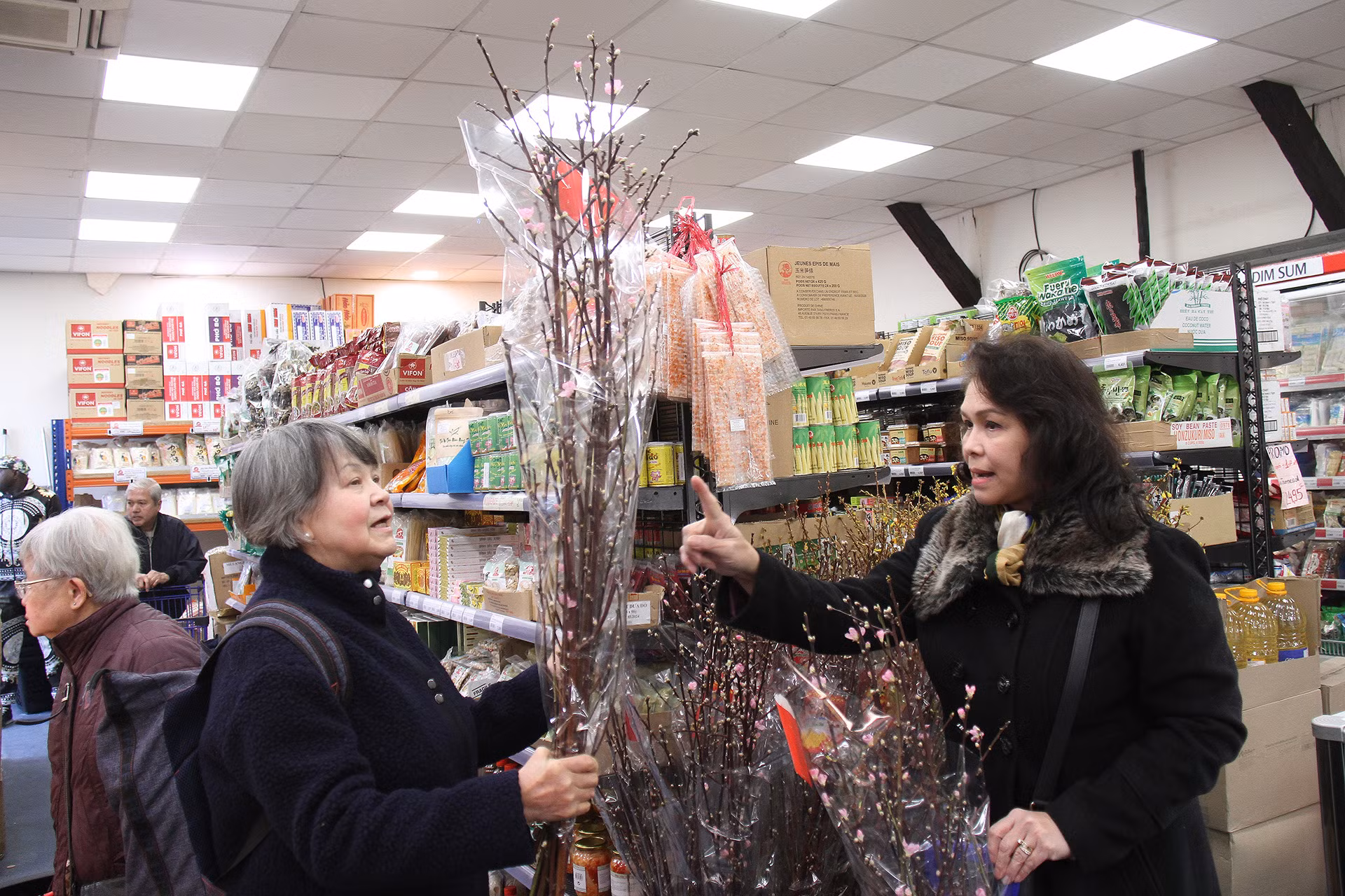 Chị Trương Thị Hường và Trương Thị Duyên chọn đào, mai. Chị Trương Thị Hường và Trương Thị Duyên chọn đào, mai.