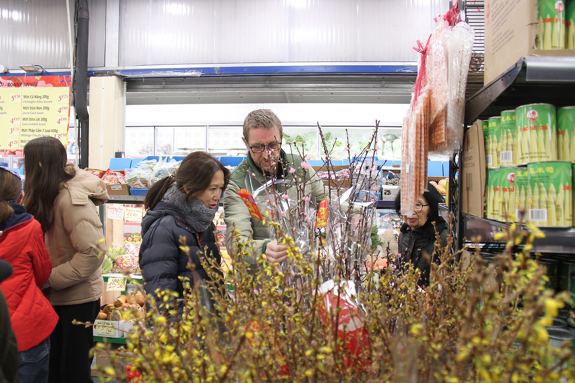 Đi chợ Tết là để được được sống trong một bầu không khí của những ngày Tết tại Việt Nam. Đào và mai Tết được nhiều bà con ưu tiên lựa chọn ngay từ lúc đến chợ.