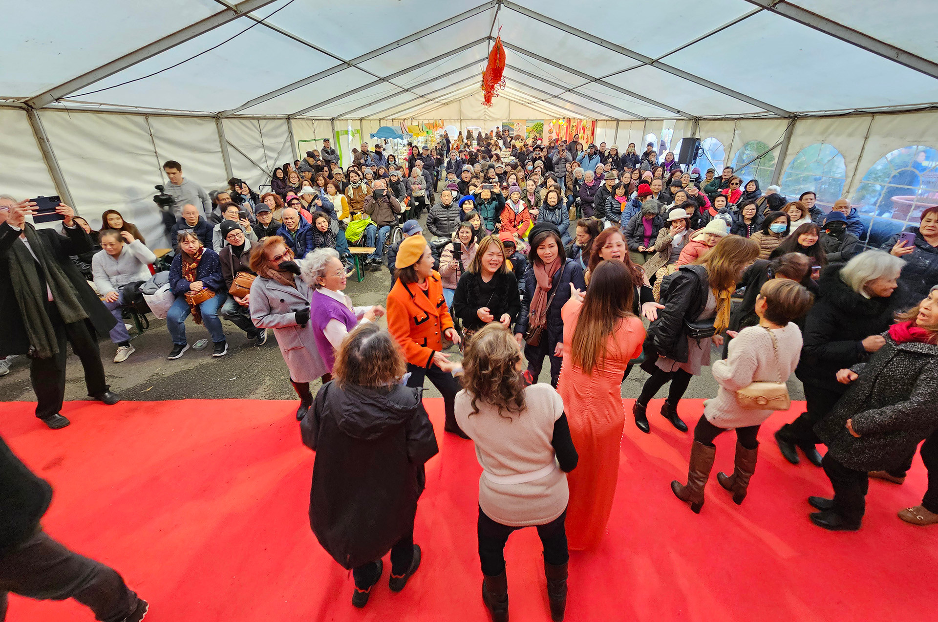 Những hoạt động chào Xuân, đón Tết rất ý nghĩa đối với cộng đồng người Việt ở Pháp, để bà con cùng vui chơi, ca hát và vơi bớt nỗi nhớ quê hương, đồng thời tăng cường sự gắn bó và đoàn kết.