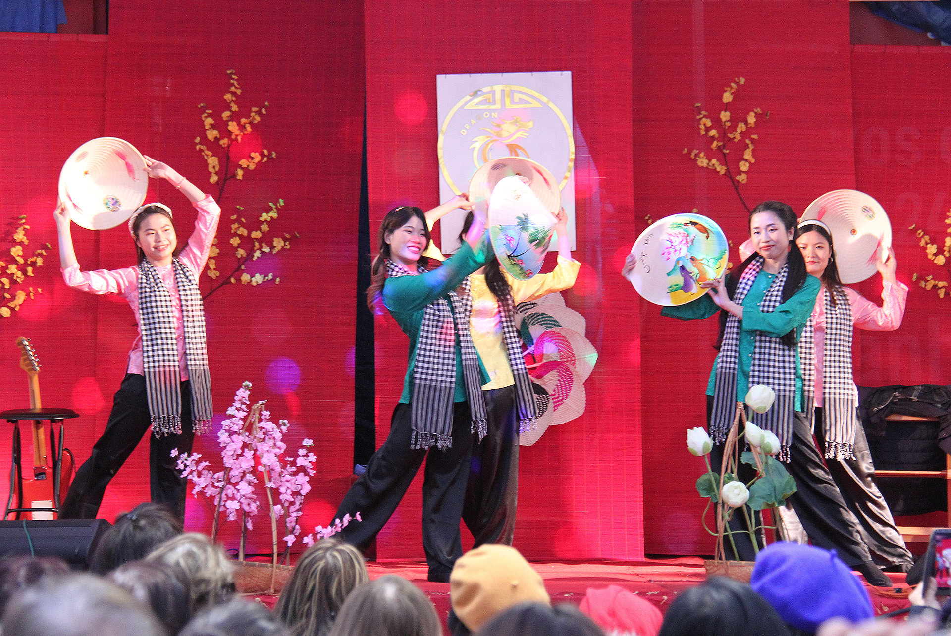 Sinh viên Việt Nam tại Pháp góp vui trong chương trình văn nghệ chào Xuân, đón Tết.