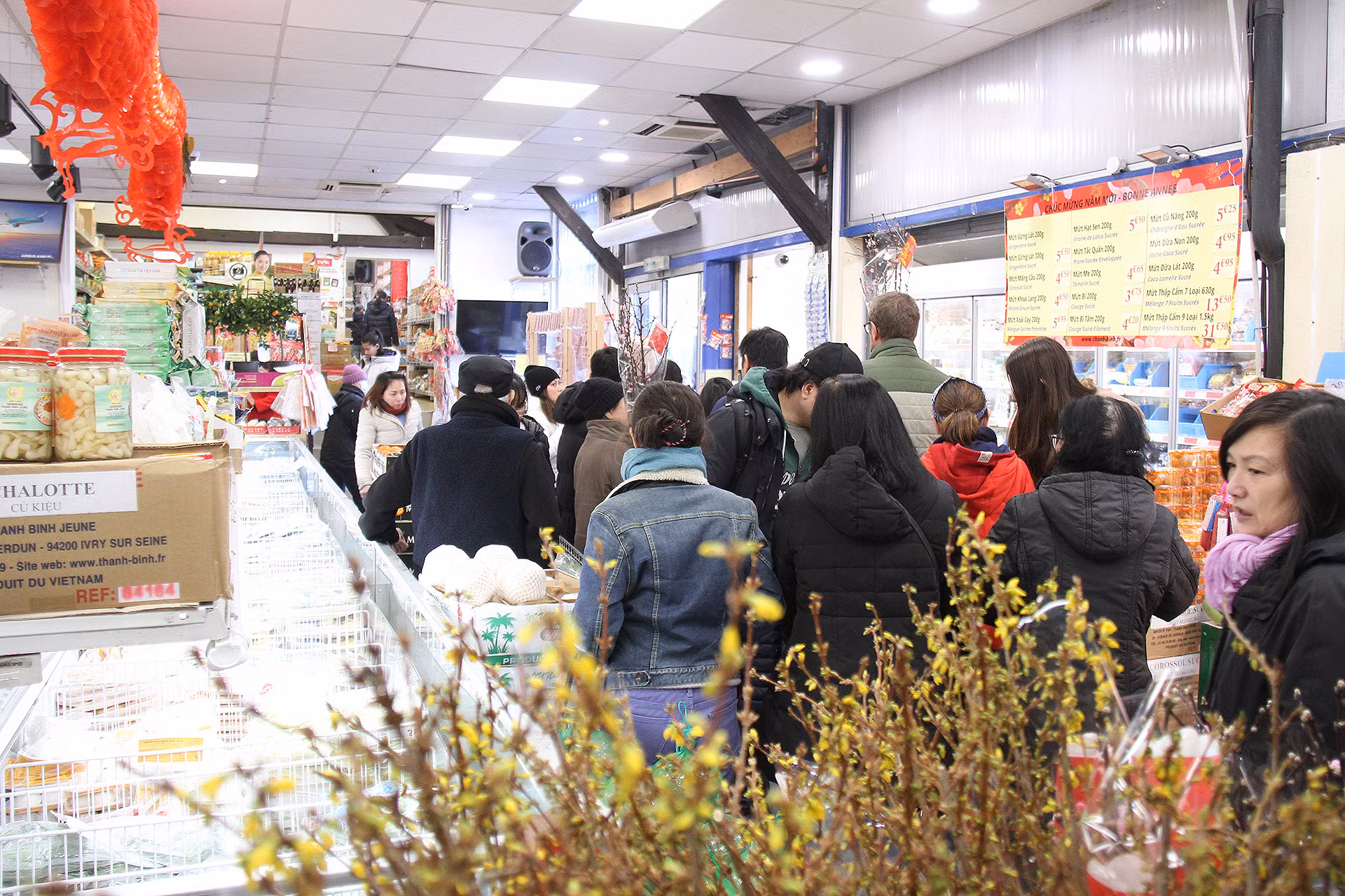 Siêu thị Thanh Bình Jeune luôn đông vui trong những ngày giáp Tết. Siêu thị Thanh Bình Jeune luôn đông vui trong những ngày giáp Tết.