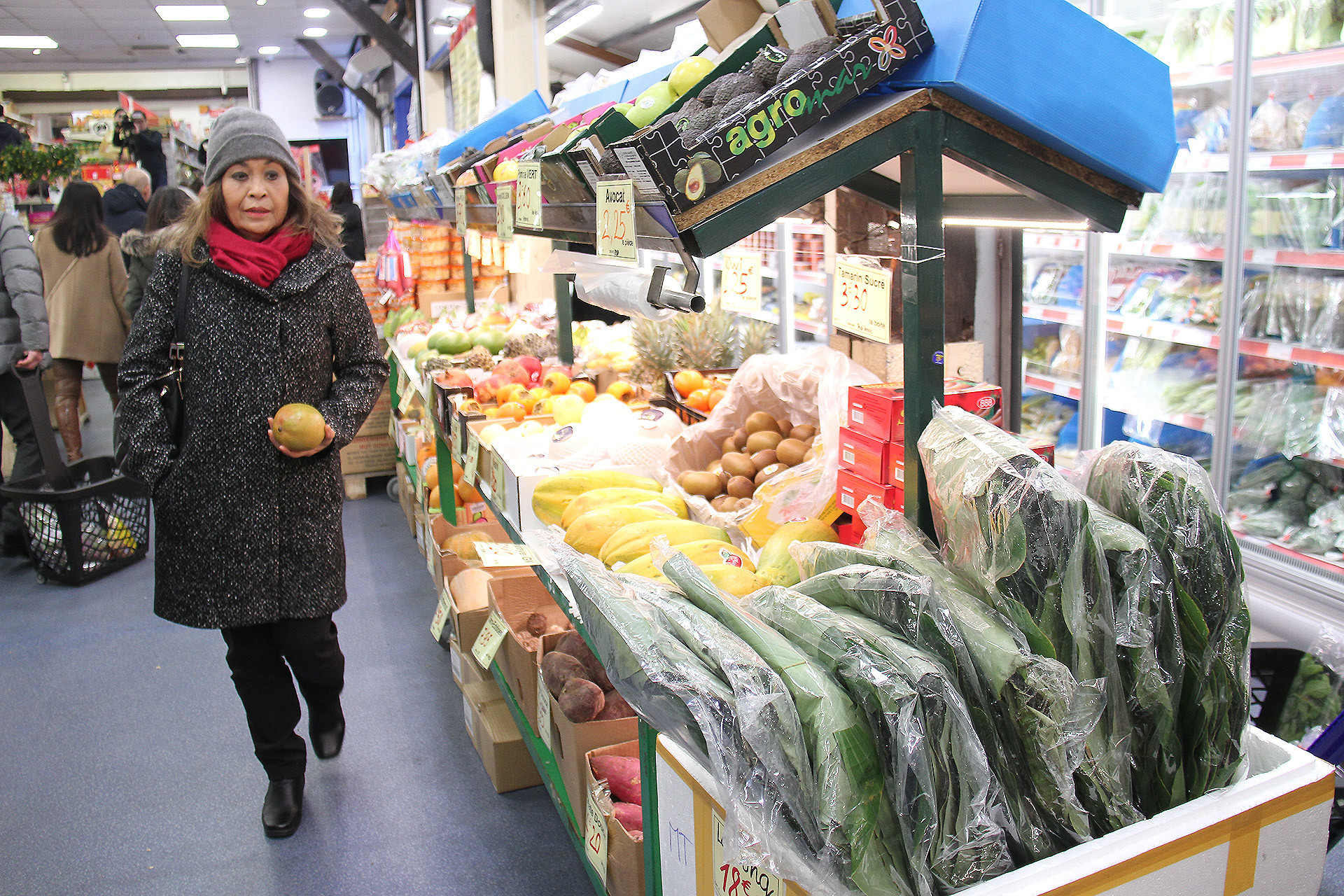 Lá dong để bà con tự gói bánh, dù không dễ và rẻ như ở quê nhà, nhưng giúp con cháu biết rõ các phong tục của Tết cổ truyền.