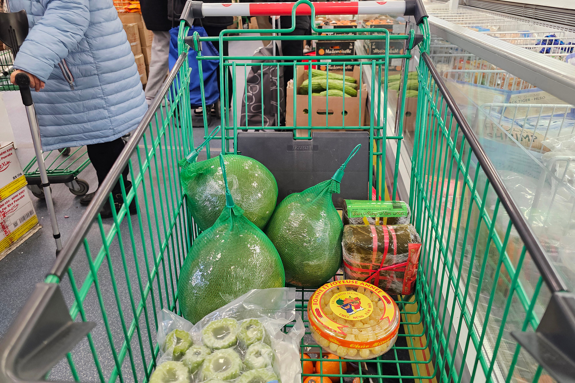 Bánh chưng, mứt, bưởi... được bà con chọn mua đầu tiên vì không thể thiếu trong ngày Tết. So với mức chi tiêu của năm ngoái, nhiều bà con thấy giá cả của các mặt hàng năm nay có tăng do lạm phát. Dù vậy, bà con vẫn cố gắng sắm sửa đầy đủ để có không khí Tết trọn vẹn nhất cho gia đình.