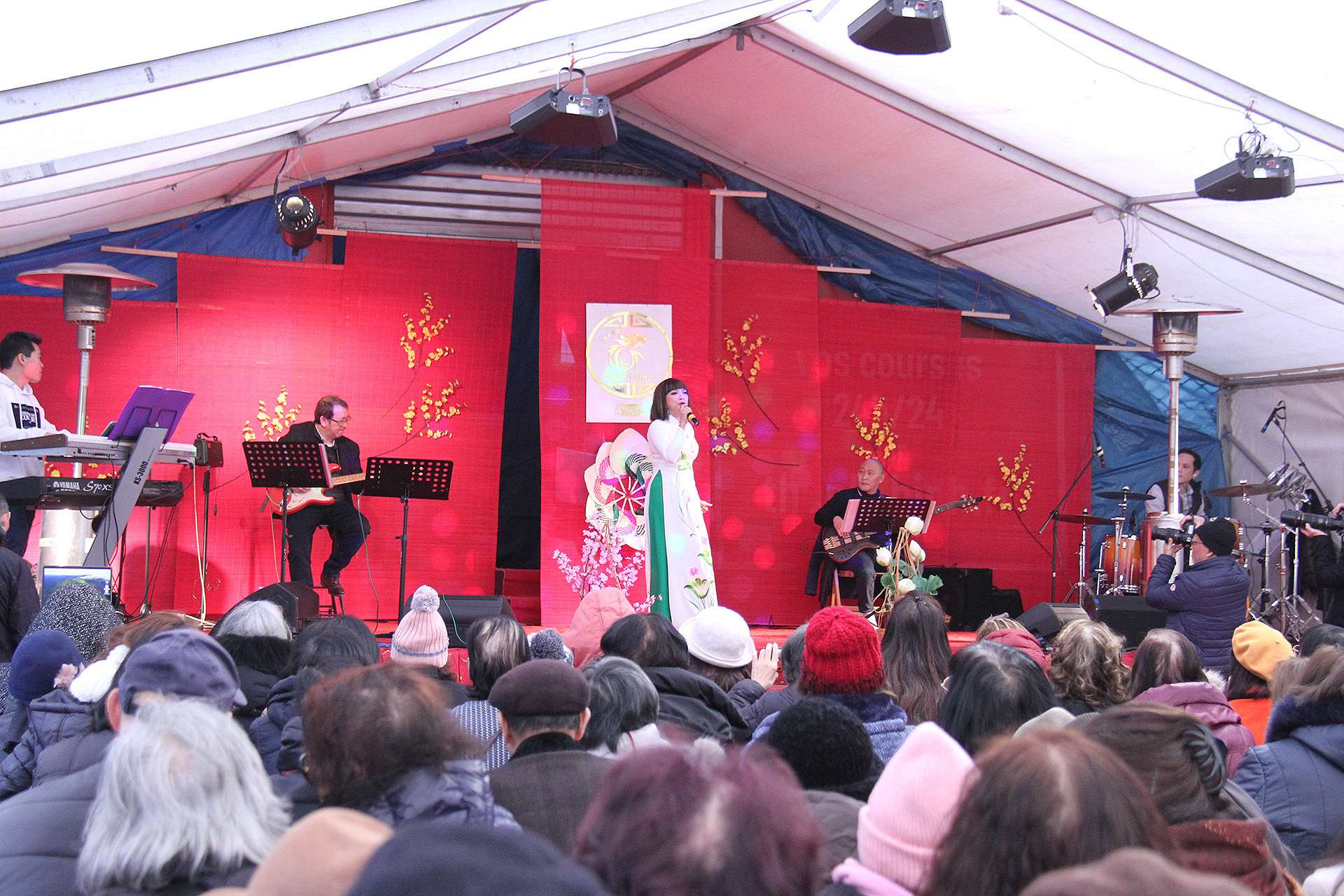 Ca sĩ Việt kiều Xuân Trang chia sẻ: Đây là lần đầu tiên tôi diễn văn nghệ tại Ngày hội Xuân do siêu thị Thanh Bình Jeune tổ chức. Không khí ở đây không khác gì như những ngày Tết tại Việt Nam. Tôi cảm thấy rất hân hạnh khi được đóng góp một phần nhỏ vào việc đem lại niềm vui những ngày đầu Xuân cho bà con.