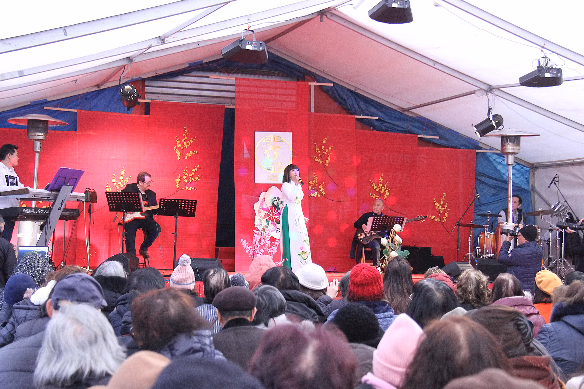 Ca sĩ Việt kiều Xuân Trang chia sẻ: Đây là lần đầu tiên tôi diễn văn nghệ tại Ngày hội Xuân do siêu thị Thanh Bình Jeune tổ chức. Không khí ở đây không khác gì như những ngày Tết tại Việt Nam. Tôi cảm thấy rất hân hạnh khi được đóng góp một phần nhỏ vào việc đem lại niềm vui những ngày đầu Xuân cho bà con. Ca sĩ Việt kiều Xuân Trang chia sẻ: Đây là lần đầu tiên tôi diễn văn nghệ tại Ngày hội Xuân do siêu thị Thanh Bình Jeune tổ chức. Không khí ở đây không khác gì như những ngày Tết tại Việt Nam. Tôi cảm thấy rất hân hạnh khi được đóng góp một phần nhỏ vào việc đem lại niềm vui những ngày đầu Xuân cho bà con.